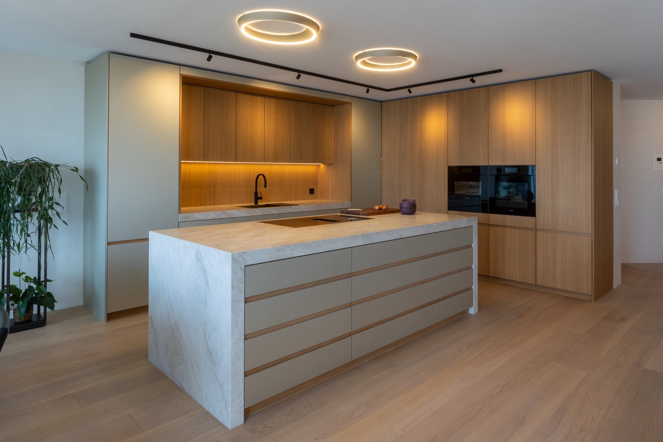 Golden Oak kitchen – detail view